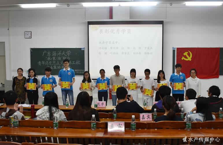 E:\太阳集团tyc官网入口\水产传媒中心\新闻稿\青马结业\给予优秀学员颁发奖状.jpg E:\太阳集团tyc官网入口\水产传媒中心\新闻稿\青马结业\给予优秀学员颁发奖状.jpg